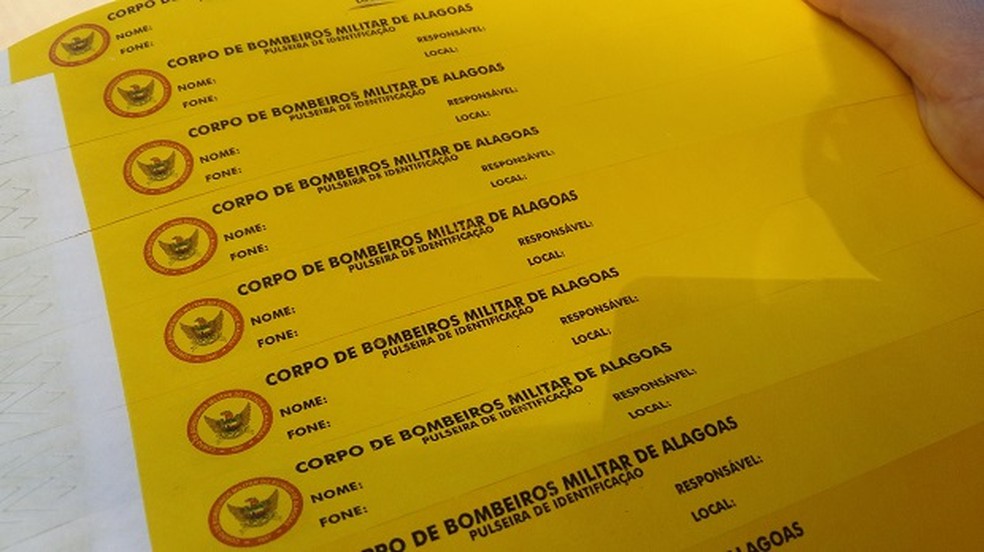 Pulseiras distribuídas pelos bombeiros contém dados sobre a criança, e ajudam a localizar os pais caso se percam — Foto: Derek Gustavo/G1