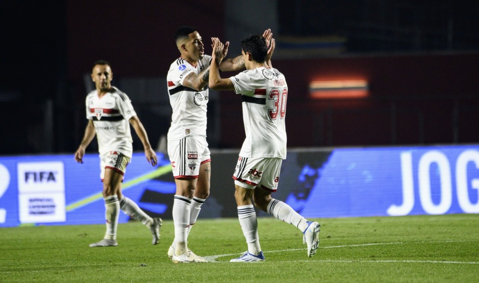 Luciano e Moreira comemoram gol do São Paulo contra a Universidad Católica — Foto: Marcos Ribolli