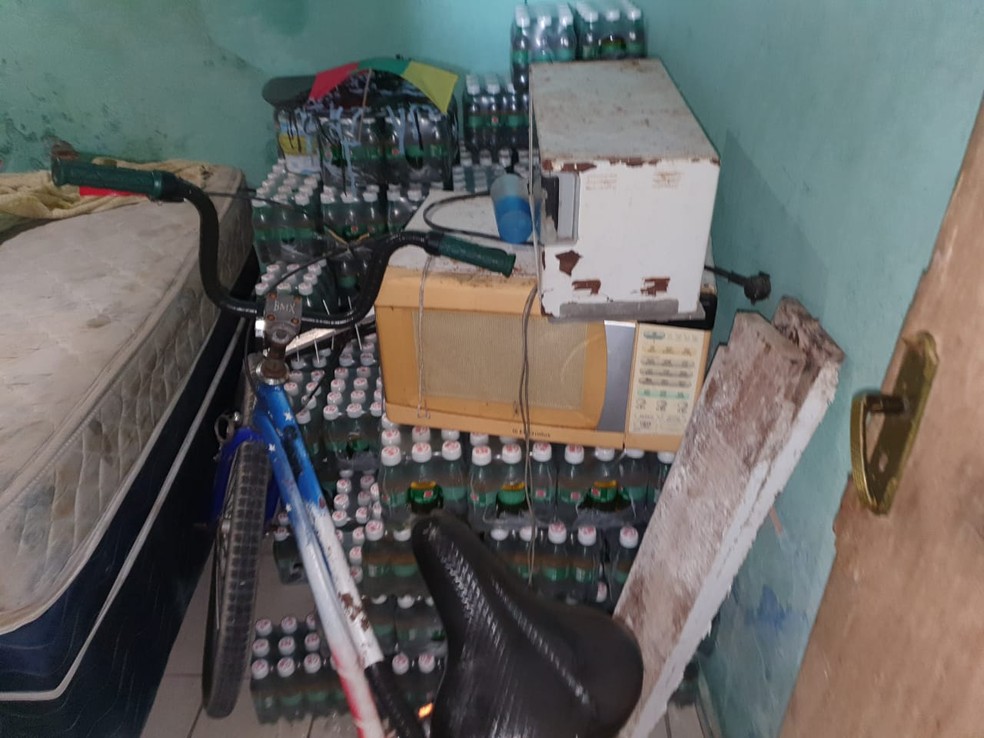 Polícia Civil de Alagoas flagra bebidas e alimentos estocados em uma casa em Maceió  — Foto: Ascom/PC-AL