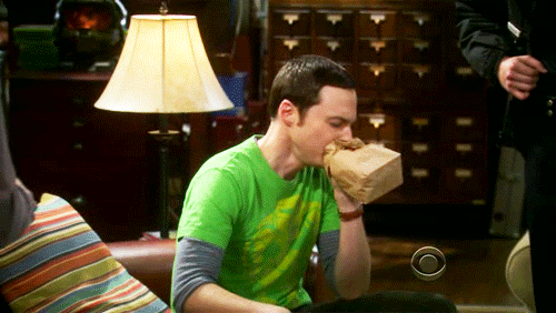 Sheldon respirando no saco de pão (Foto: Giphy)