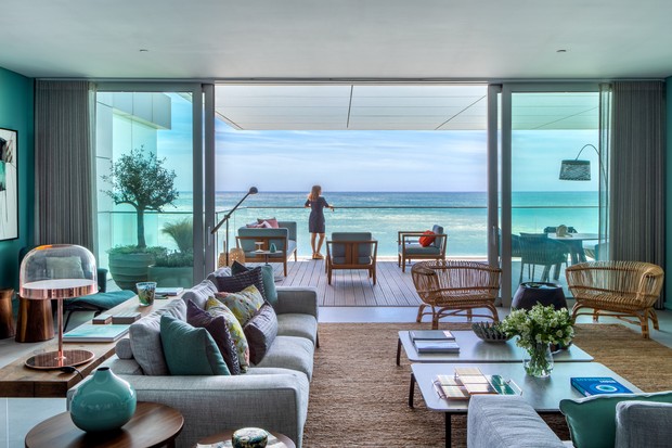 350 m² com vista para o mar azul e mix and match no décor  (Foto: FOTOS ANDRÉ NAZARETH  )