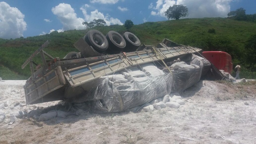 De acordo com a PRF, o veículo virou para o lado do acostamento e a rodovia não precisou ser interditada (Foto: Gilmar Sana/Italva em Foco)