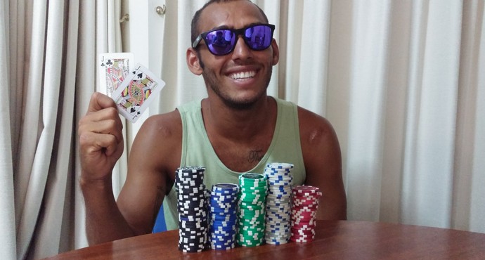Jadson André gosta de reunir os amigos para jogar pôquer (Foto: Felipe Siqueira)