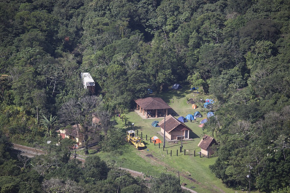Área de camping na Base do Conjunto Marumbi vista do alto do Morro Rochedinho. — Foto: Marcio Kubo