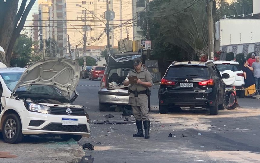 Acidente deixa um morto e uma pessoa ferida entre as avenidas T-64 e S-4, em Goiânia — Foto: Reprodução/TV Anhanguera