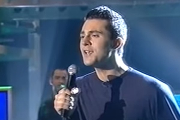 O cantor escocês Darius Campbell Danesh no Pop Idol em 2002 (Foto: Reprodução/YouTube)