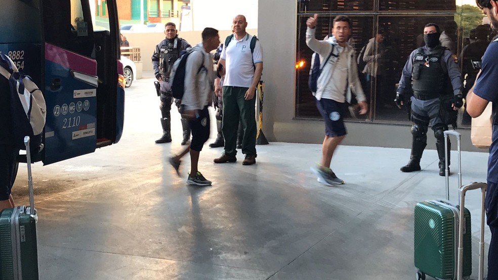 Sem Endrick, Palmeiras desembarca em Cuiabá com apoio da torcida