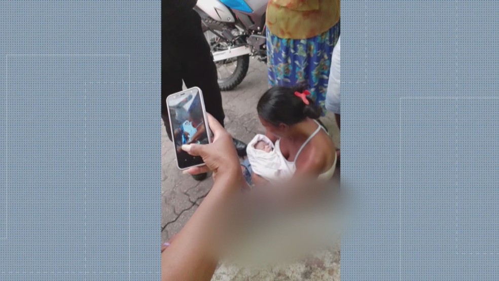 Bebê de Andreia da Silva Santos nasceu na rua em Campo Grande, na Zona Oeste do Rio, nasceu na calçada após ela ser liberada pelo hospital — Foto: Reprodução/ TV Globo