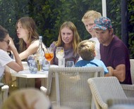 Ashton Kutcher e Mila Kunis almoçam com os filhos em Santa Barbara