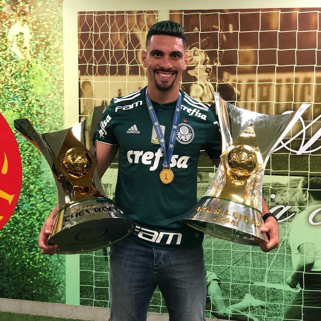 Moisés com seus troféus do Brasileirão 2016 e 2018 (Foto: Reprodução: Instagram)