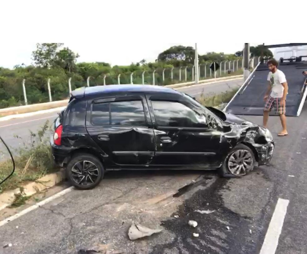 Carro foi desvirado após acidente na Rota do Sol, em Natal, na manhã desta terça (21) — Foto: Kleber Teixeira/Inter TV Cabugi