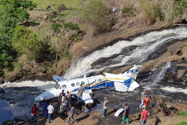 Avião de pequeno porte cai em Minas Gerais (Foto: Reprodução/Twitter)