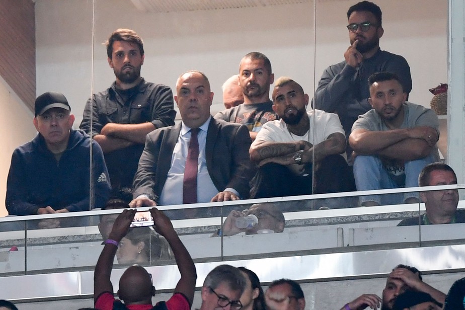 Vidal acompanha jogo do Flamengo pela Libertadores no Maracanã