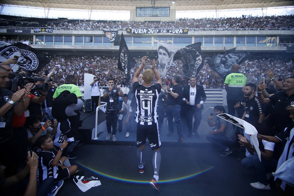 Honda ganhou o carinho dos torcedores na apresentação ao Botafogo — Foto: Vitor Silva/Botafogo