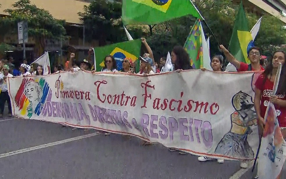 Ato contra Jair Bolsonaro (PSL) reúne centenas de pessoas em Belo Horizonte — Foto: Reprodução/TV Globo