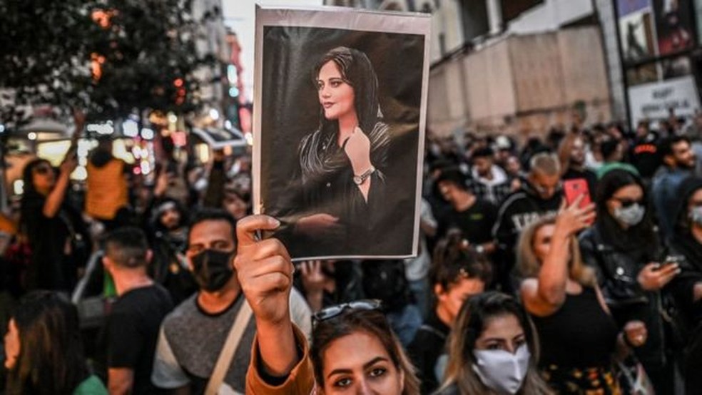 Morte de Mahsa Amini desencadeou onda de protestos de mulheres como raramente foi visto no Irã — Foto: GETTY IMAGES/via BBC