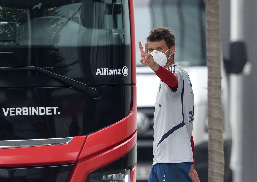 Thomas Müller deixa o treino do Bayern de máscara rumo à concentração — Foto: AFP
