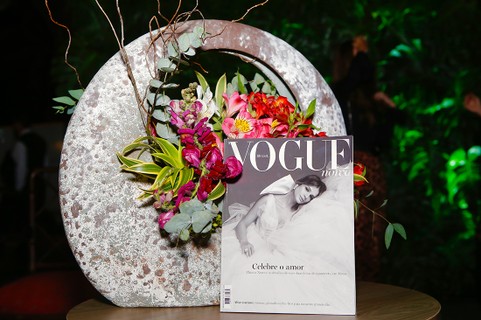 A nova edição da Vogue Noiva, com Thássia Naves 