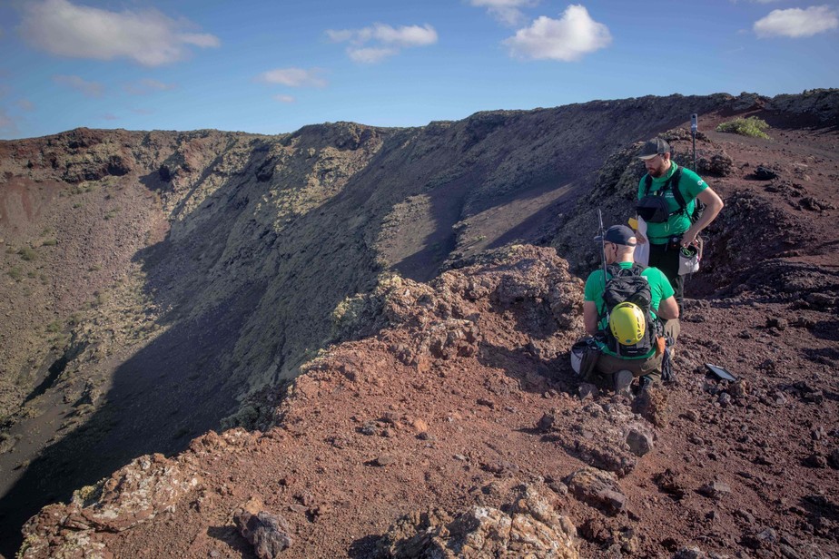 Astronautas fazem treinamento no topo de vulcão nas Ilhas Canárias