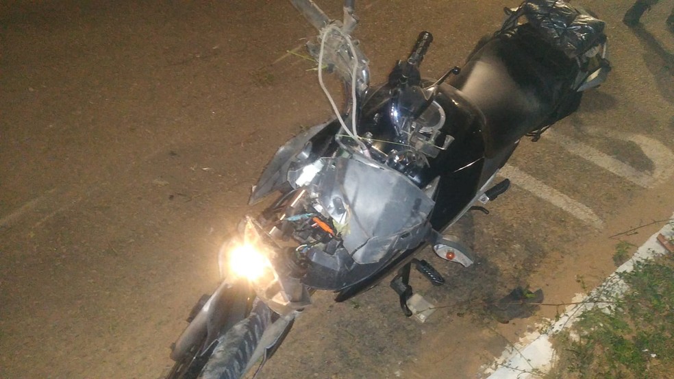 Moto usada por motoentregador parou caída metros após local da batida na Grande Natal. — Foto: Redes sociais
