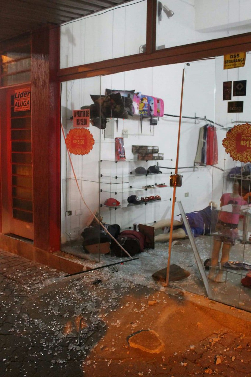 Bandidos usaram pedras para arrombar loja no Centro de Panorama (Foto: Ermenson Rodrigues/Blog Panorama Notícia)