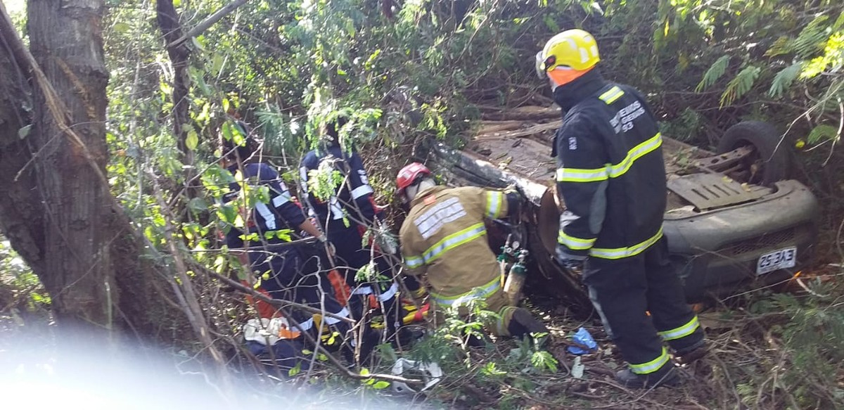 Com o carro dentro de mata após acidente e passageira presa às ferragens, homem pede socorro por 4 horas até conseguir ajuda 