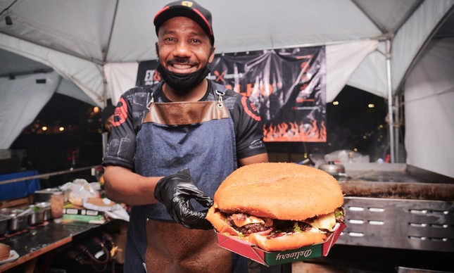 Hambúrguer de quase um quilo é uma das atrações do festival de comida de rua