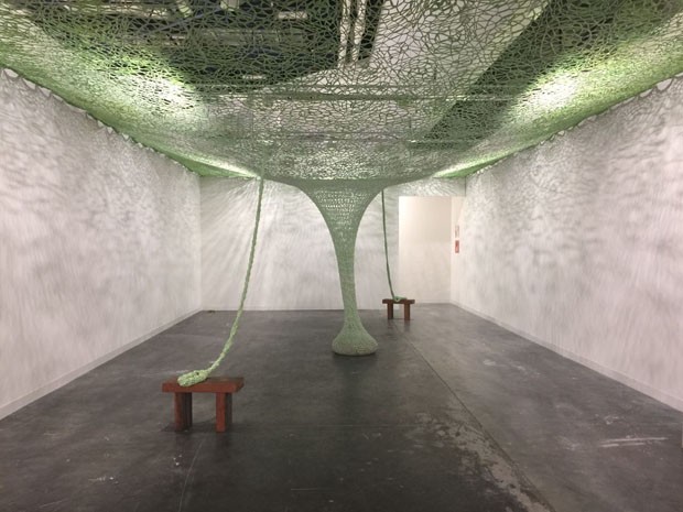 Esta é uma instalação do Ernesto Neto - da Fondation Beyeler, que fica em Basel, trouxa e instalação GaiaMotherTree, de Ernesto Neto, que convida os visitantes a se sentarem e se conectarem com a obra (Foto: Taissa Buescu)