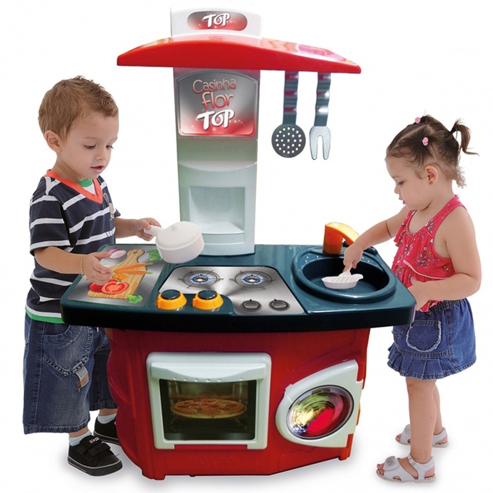 Cozinha 'unissex' lançada pela Xalingo Brinquedos em 2016, impulsionada pela demanda por igualdade, a tendência da alimentação saudável e a moda dos programas de culinária: sem rosa, detalhes masculinos e 'gourmet', e a primeira vez que a empresa incluiu a imagem de um menino na embalagem de um brinquedo de cozinha (Foto: Divulgação/Xalingo Brinquedos)