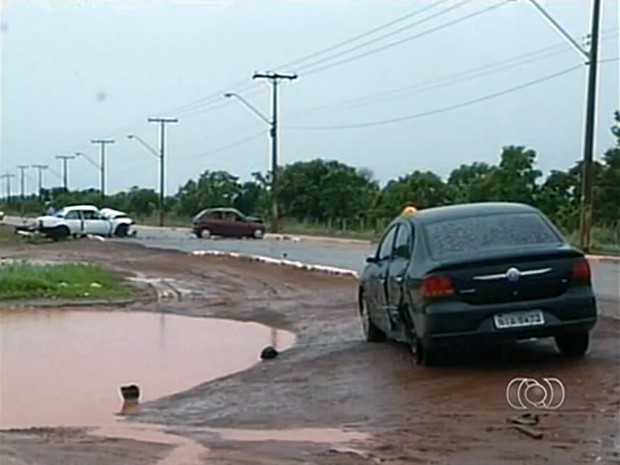 Testemunhas disseram que chovia no momento do acidente (Foto: Reprodução/TV Anhanguera)