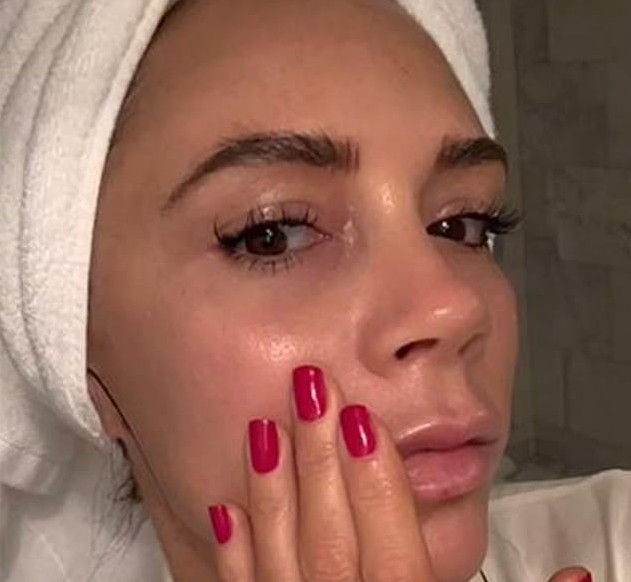 A cantora e estilista Victoria Beckham aplicando o hidratante feito com o sangue dela (Foto: Instagram)