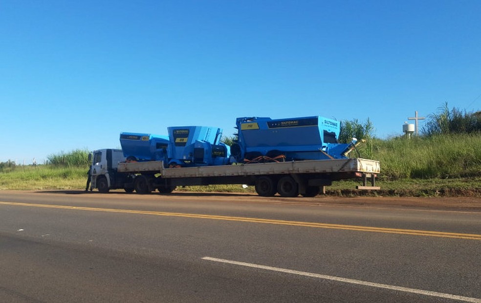 Caminhão e carro bateram na rodovia SP-215 em São Carlos — Foto: Fabio Rodrigues/g1