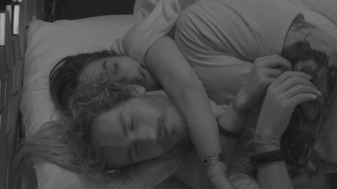 Alan se joga na cama com Carolina — Foto: TV Globo 