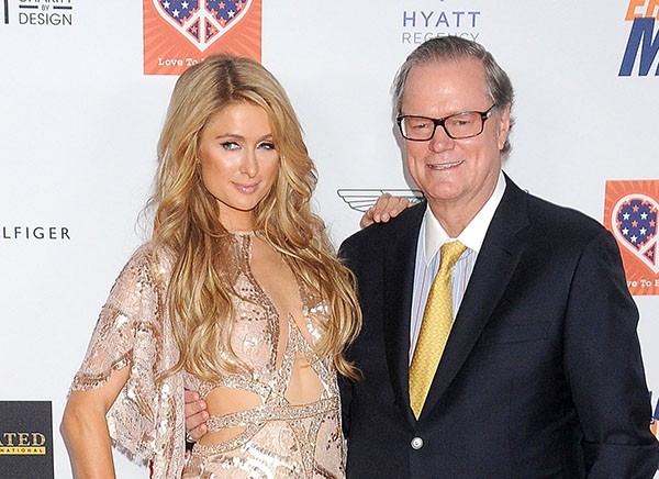 Paris Hilton e o pai Rick Hilton (Foto: Getty Images)