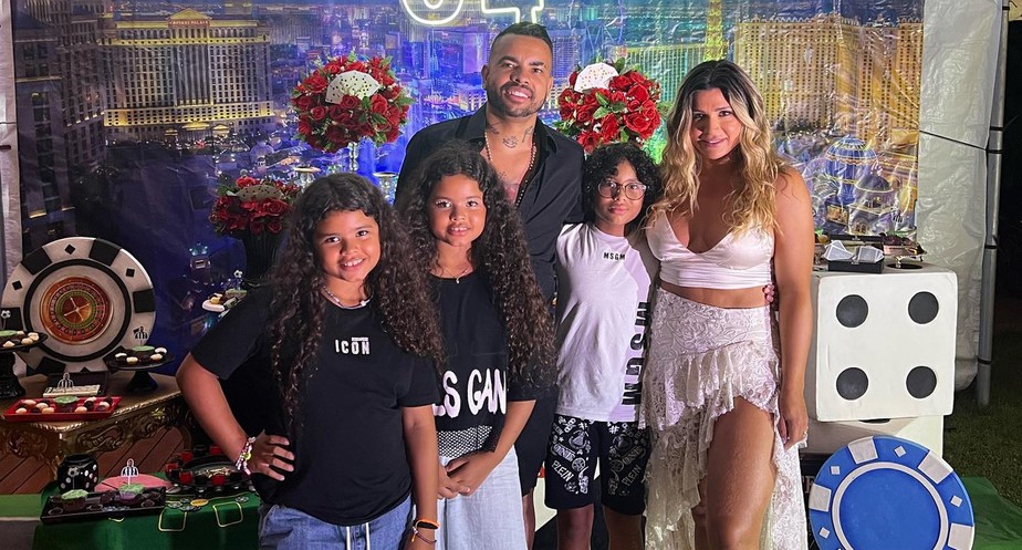 Dentinho comemora seus 34 anos com Dani Souza e os três filhos