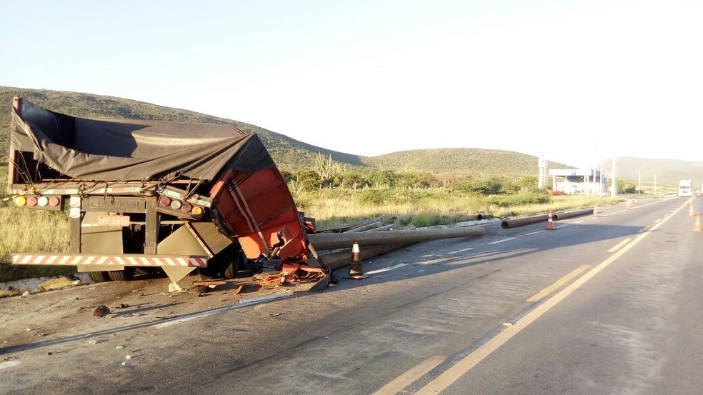 Caminhão envolvido no batida que deixou um morto na Bahia (Foto: Site Bahia 10)