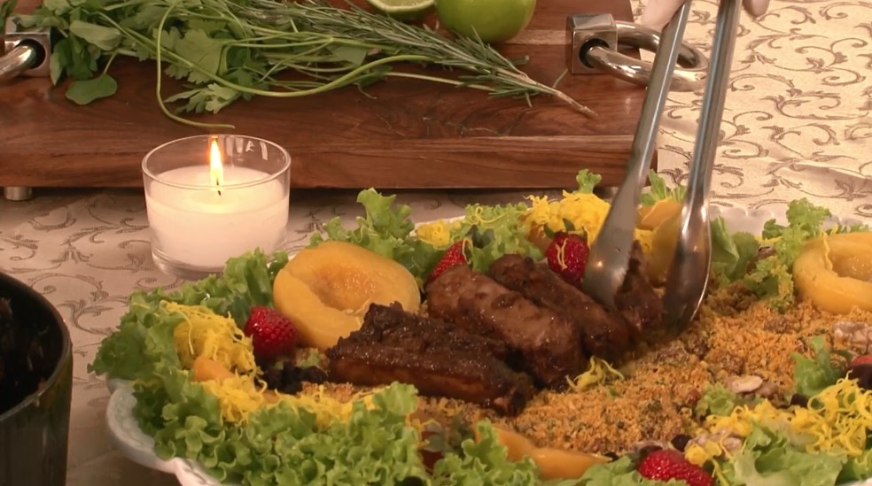 Uma dica é decorar o prato com folhas e frutas — Foto: RPC Curitiba