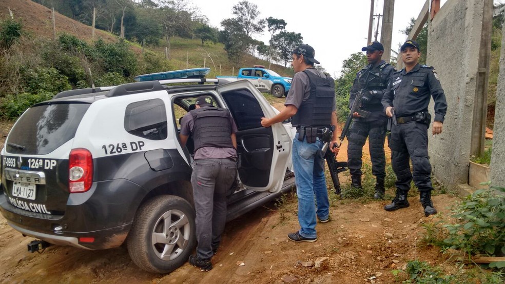 Ação realizada na comunidade do Jacaré contou com 20 agentes das polícias Civil e Militar (Foto: Polícia Militar/Divulgação)