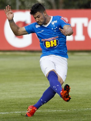 Mano Menezes tem três caras novas em reapresentação do time nesta terça