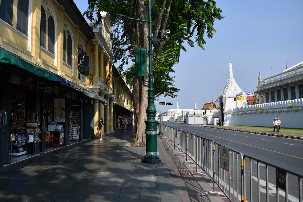 Ruas nas proximidades do Grand Palace vazias em Bangkok — Foto: Chalinee Thirasupa/ Reuters