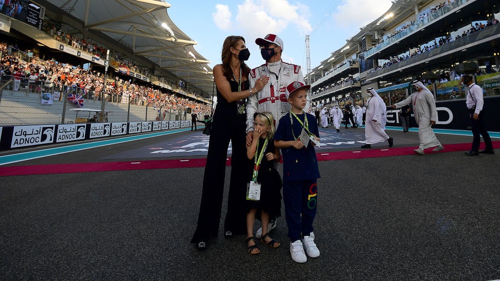 Kimi Raikkonen, acompanhado dos filhos e da esposa Minttu; piloto se despediu da F1 no GP de Abu Dhabi — Foto: Mario Renzi - Formula 1/Formula 1 via Getty Images