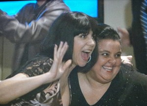 Gládis faz o maior sucesso ao lado de Sandrona e curte a festa adoidado (Foto: Divulgação/TV Globo)