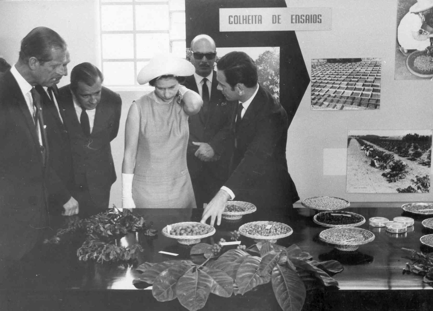 Em 1968, Rainha Elizabeth II conheceu as pesquisas com café no IAC, acompanhada do marido, Príncipe Philip, o Duqie de Edimburgo (Foto: IAC)