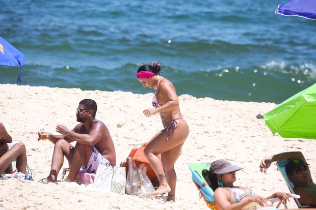 Viviane Araújo curtindo praia com o namorado, Guilherme Militão (Foto: Agnews)