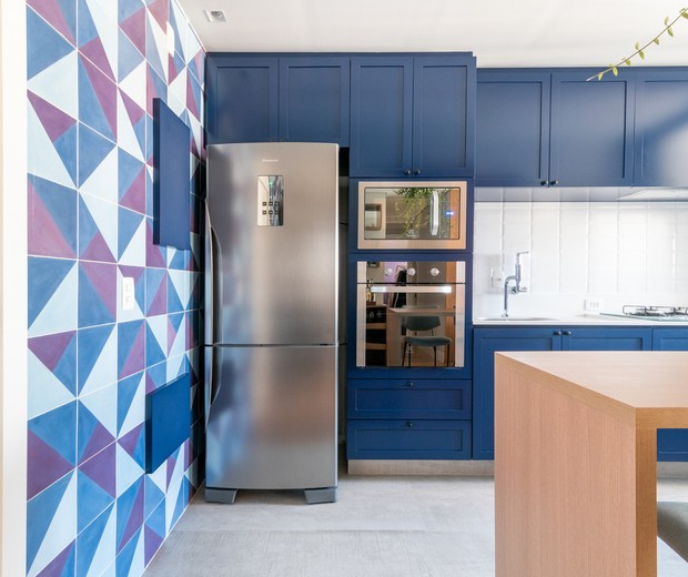 70 m² com madeira, painel de ladrilhos hidráulicos e décor em azul e roxo (Foto: Kadu Lopes )