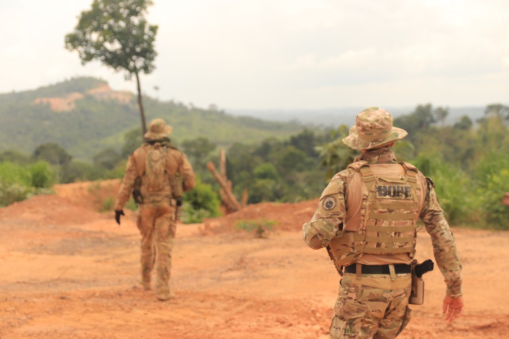 Agentes federais realizam operação contra extração ilegal de ouço sob linhas de transmissão  — Foto: Polícia Federal/Divulgação 