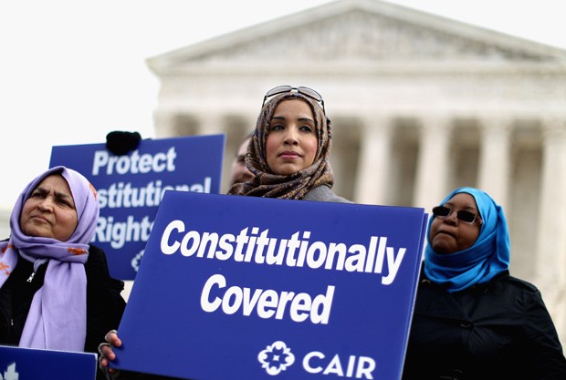Mulheres da comunidade muçulmana americana protestam durante sessão do caso, em fevereiro (Foto: Getty Images)