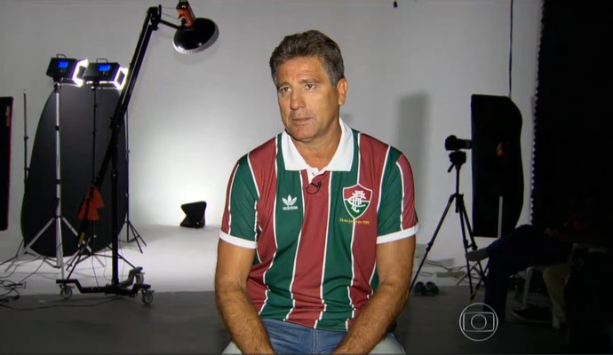Renato Gaúcho com camisa comemorativa do estadual de 95 (Foto: Reprodução TV Globo)