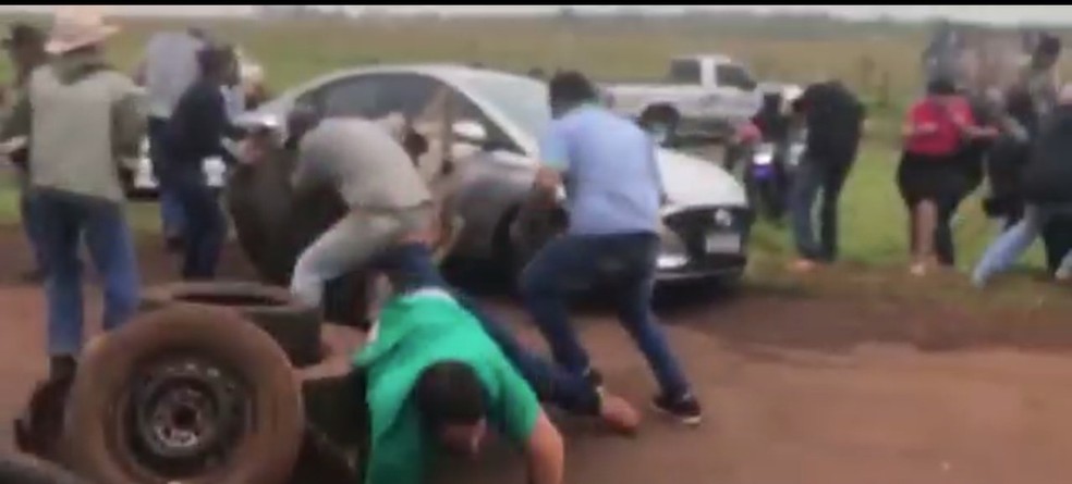 Manifestantes se assustaram com os tiros.  — Foto: Reprodução/Redes sociais
