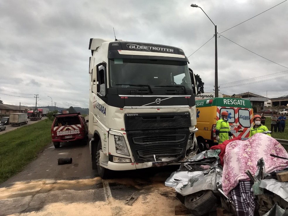 Duas mulheres morrem com a colisão  — Foto: PRF/Reprodução 